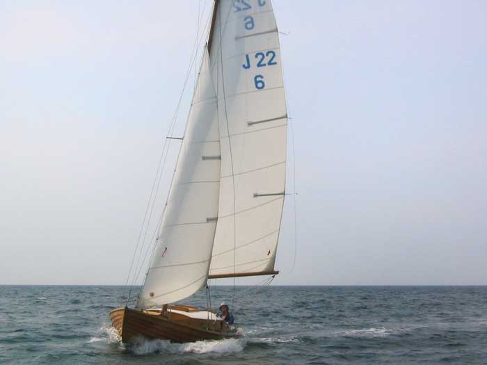 Stina Öberg, Göteborg, seglar Långedragsjulle J22 nr 6 byggd 1936. Foto: Carl Erik Eriksson, Gullholmen.